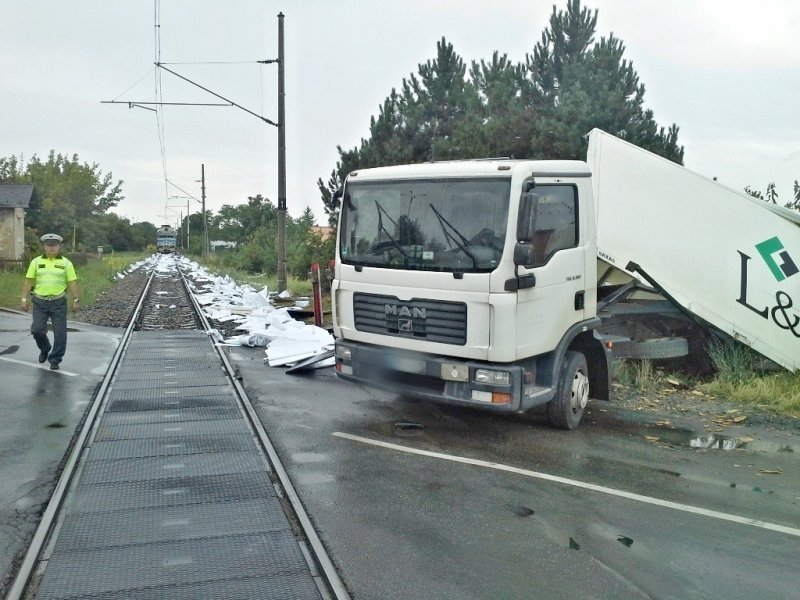 Při střetu nákladního vozu s vlakem se zranil řidič i strojvedoucí