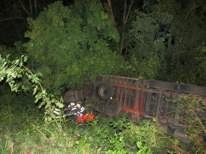 Kamion zůstal po nehodě zaklíněný mezi stromy