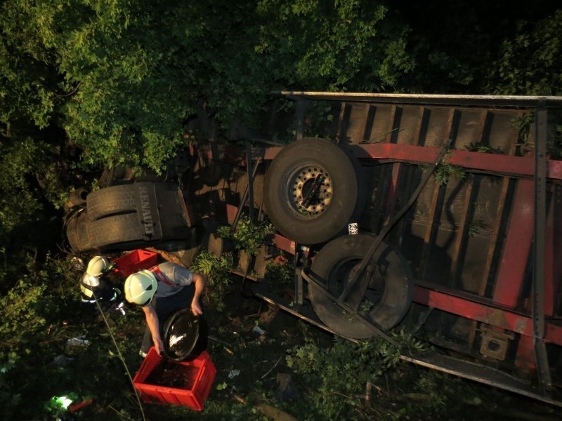 Kamion zůstal po nehodě zaklíněný mezi stromy