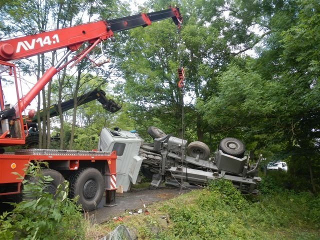 U nehody u Něžovic hasiči vyprošťovali řidiče nákladního vozu
