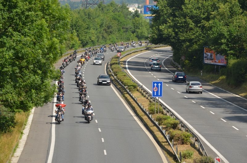 Členové Hells Angels vyrazili z Prahy na spanilou jízdu