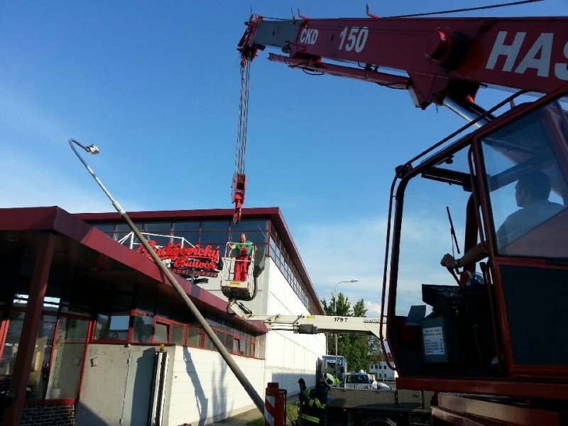 Hasiči odstraňovali sloup spadlý na vrátnici Budvaru