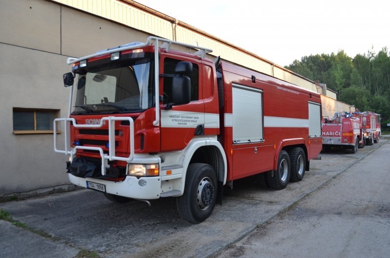 Požár skládky pneumatik zaměstnal v Rynholci 13 jednotek hasičů