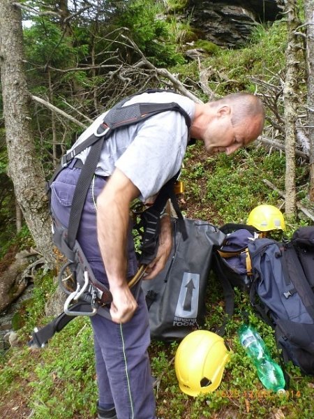 Šumperští hasiči zachránili psa, který spadl do skalní rozsedliny
