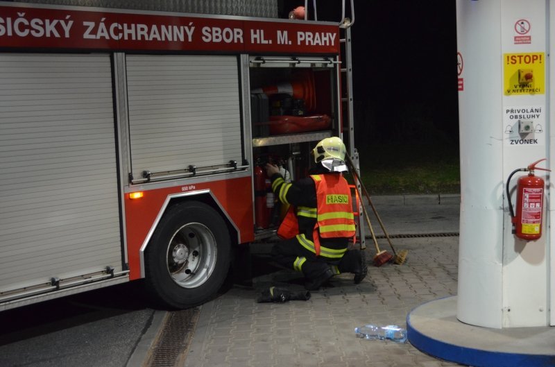 Mladý řidič najel do prodejny na čerpací stanici