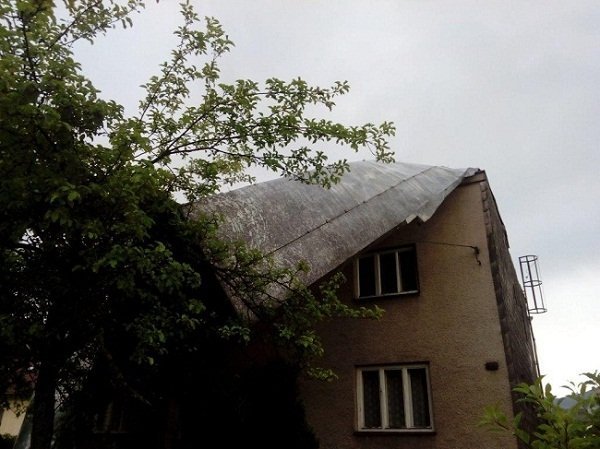 Silný vítr strhl v Návsí střechu rodinného domu