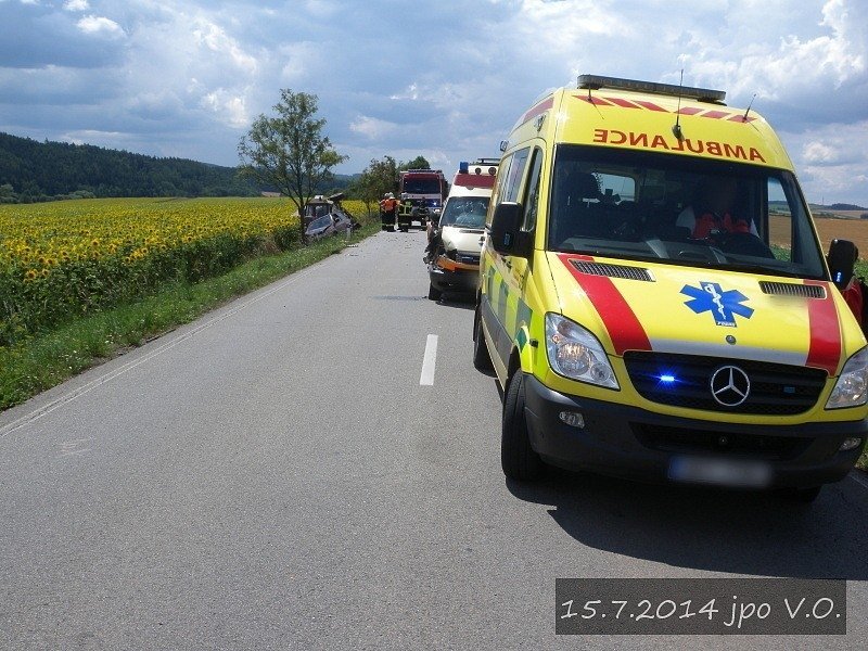 Na Blanensku došlo ke střetu sanitky s traktorem a osobním vozem