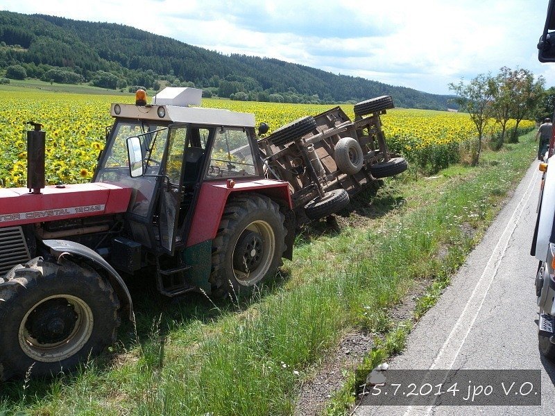 Na Blanensku došlo ke střetu sanitky s traktorem a osobním vozem