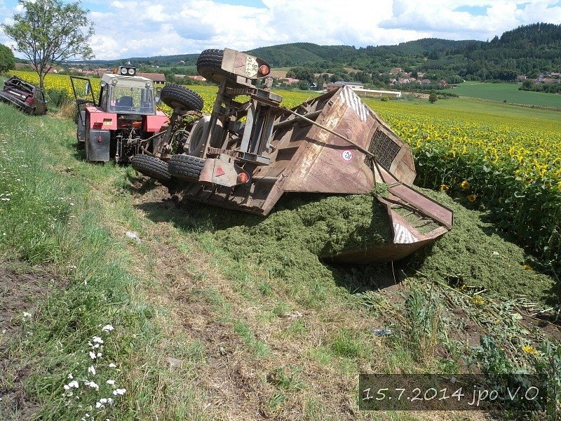 Na Blanensku došlo ke střetu sanitky s traktorem a osobním vozem