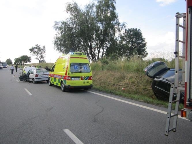 Jednoho z řidičů museli hasiči po nehodě na Vysočině vyprostit