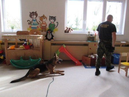 Psovodi vojenské policie navštívili mateřskou školku