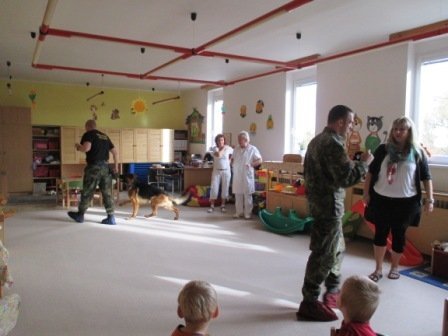 Psovodi vojenské policie navštívili mateřskou školku