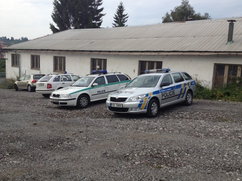 Policistům z Německa ujížděl mladík v kradeném BMW, zadrželi ho u Hořovic