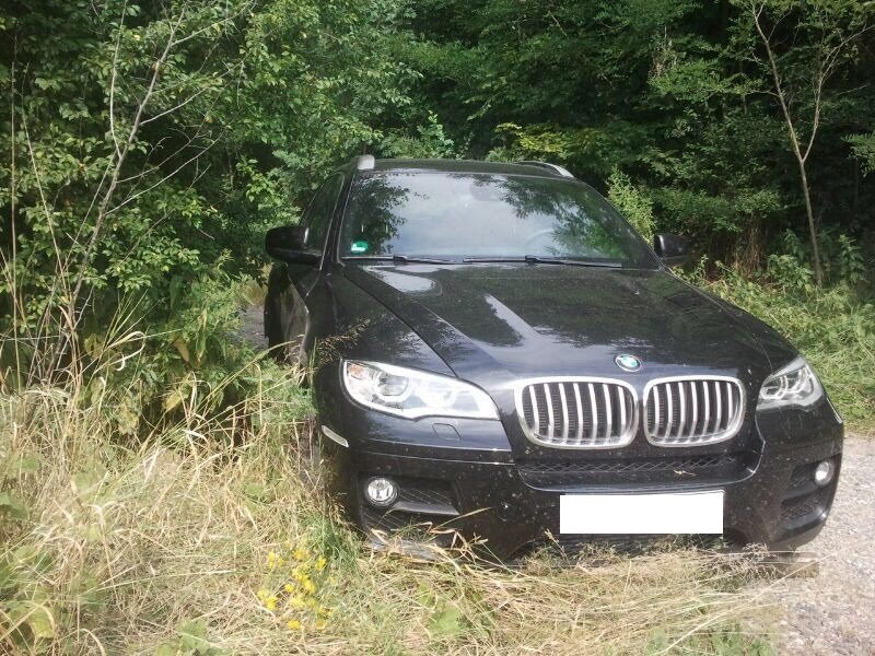 Policistům z Německa ujížděl mladík v kradeném BMW, zadrželi ho u Hořovic