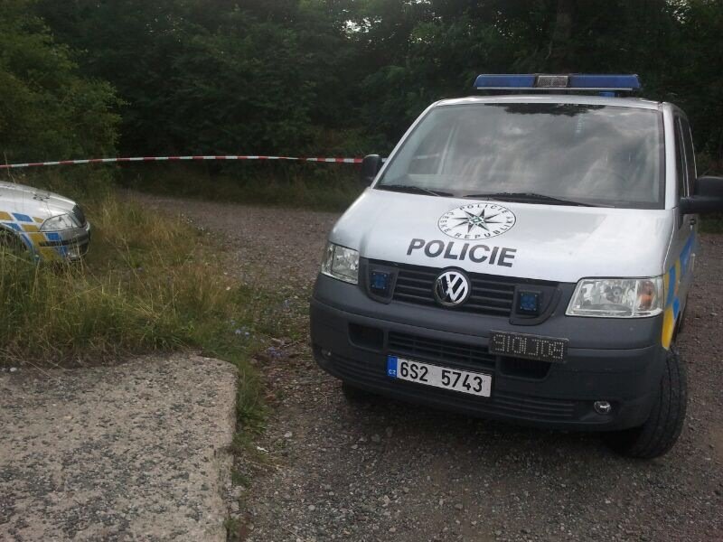 Policistům z Německa ujížděl mladík v kradeném BMW, zadrželi ho u Hořovic