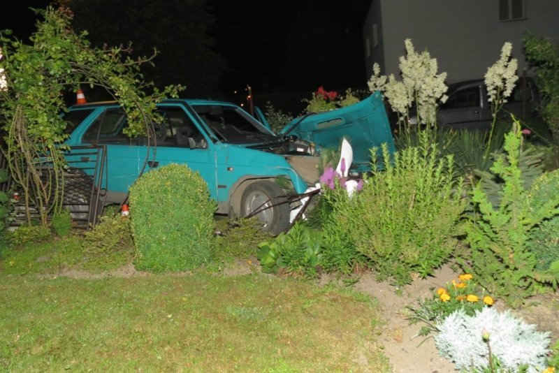 Jeden řidič ujel od nehody, další utekl a další skončil v zahradě u domu