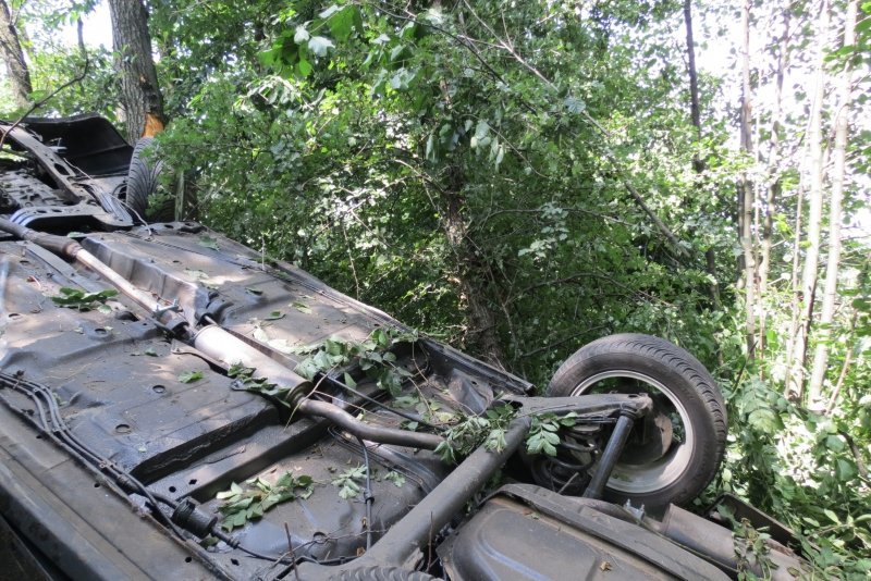 Jeden řidič ujel od nehody, další utekl a další skončil v zahradě u domu