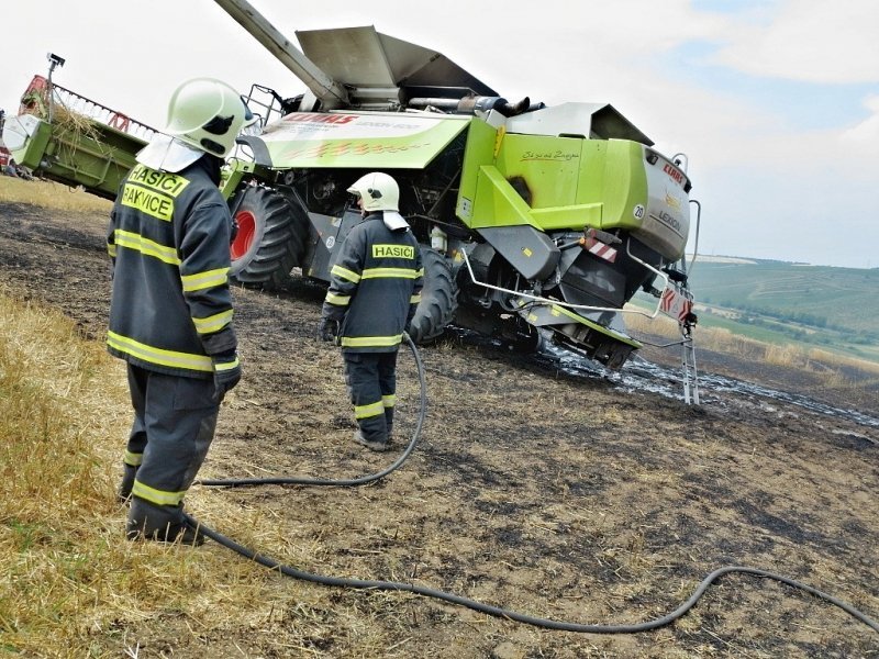 Od kombajnu začalo hořet obilí, škoda se vyšplhala ke 4 miliónům