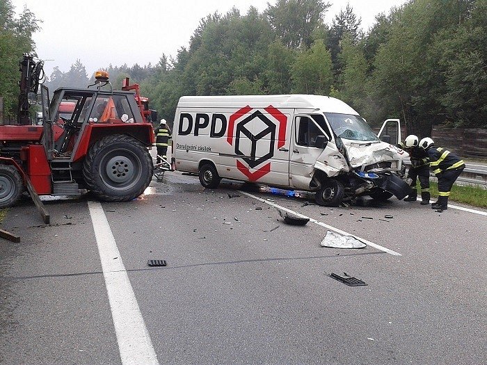 Složky IZS na Českobudějovicku zaměstnala nehoda traktoru s dodávkou