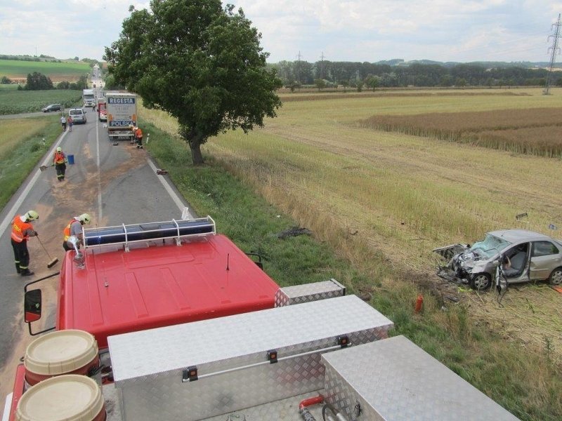 Zraněného řidiče automobilu po střetu s kamionem museli vyprostit přivolaní hasiči
