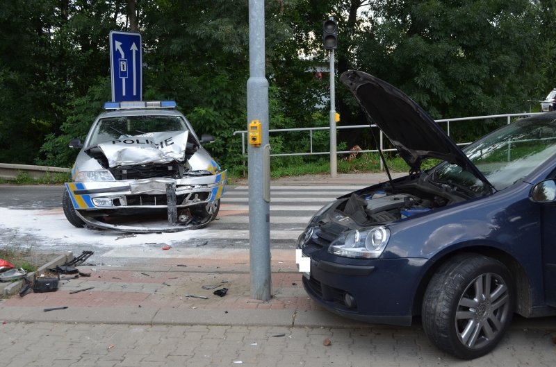 V Dolních Břežanech došlo k nehodě vozu PČR, policisté mířili k případu