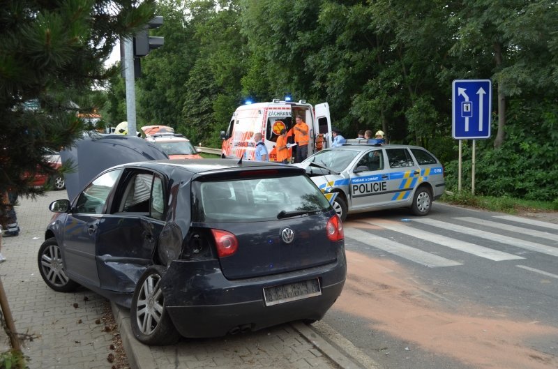 V Dolních Břežanech došlo k nehodě vozu PČR, policisté mířili k případu
