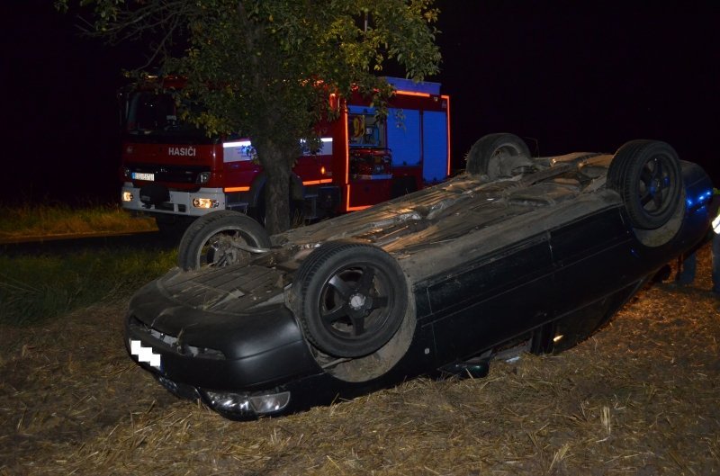 Ujíždějící řidič skončil s autem na střeše, poté se dal na útěk