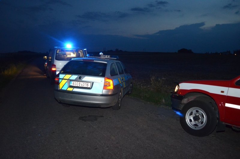 Ujíždějící řidič skončil s autem na střeše, poté se dal na útěk