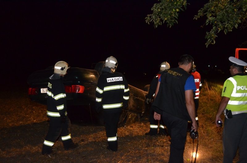 Ujíždějící řidič skončil s autem na střeše, poté se dal na útěk