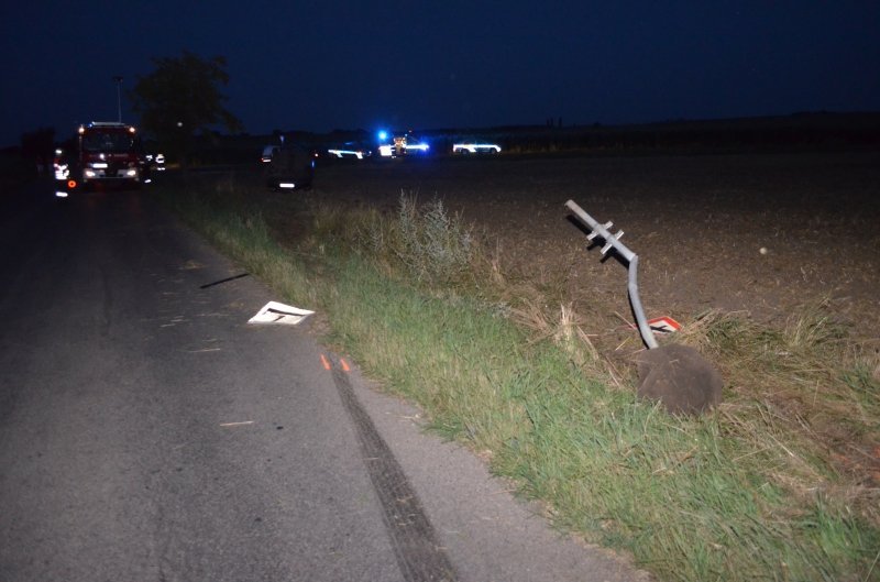 Ujíždějící řidič skončil s autem na střeše, poté se dal na útěk