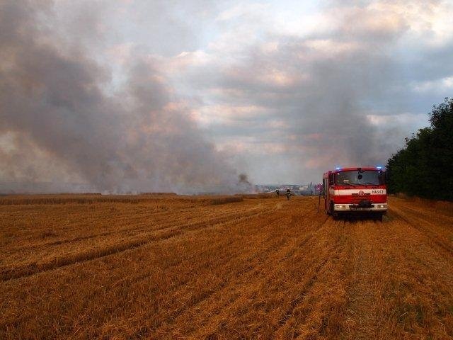 Hasiči bojovali na Mladoboleslavsku s rozsáhlým požárem pole