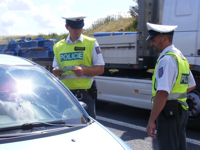 Policisté na Kladensku rozdávali řidičům nealko pivo