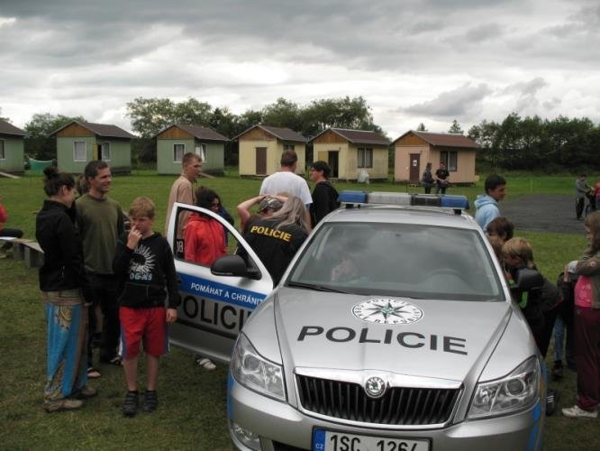 Policisté ze Zbraslavic navštívili děti na letních táborech