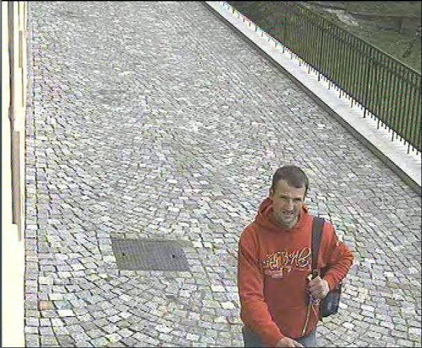 PÁTRÁNÍ: Poznáváte muže, který v Praze odcizil bezpečnostní kameru?