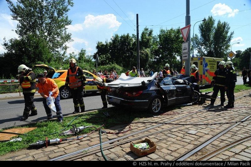 Náraz auta do sloupu zaměstnal v Praze složky IZS