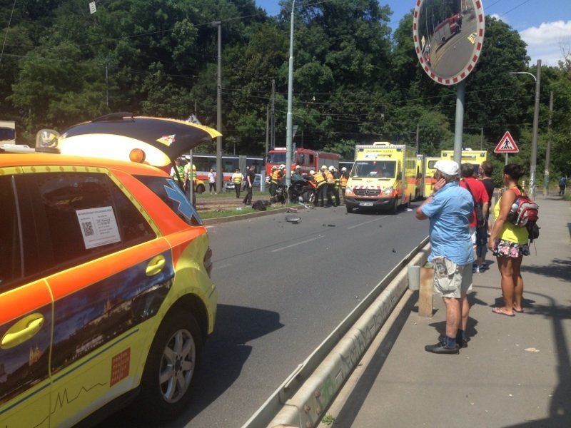 Náraz auta do sloupu zaměstnal v Praze složky IZS