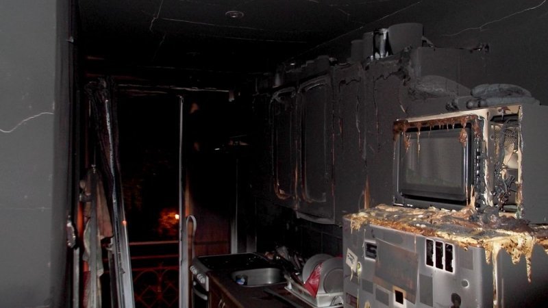Požár bytu způsobil škodu půl milionu, hasiči při zásahu nalezli marihuanu