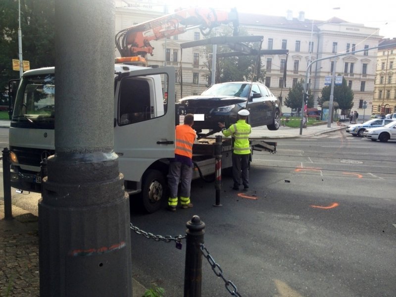 Řidič BMW zabil 21letou dívku, od nehody utekl