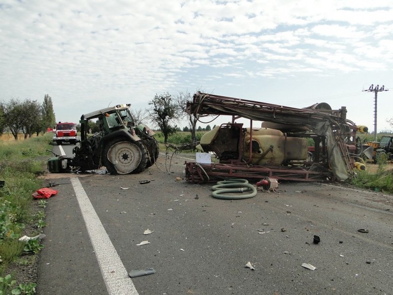 Složky IZS u Hradce Králové zaměstnala nehoda kamionu s traktorem