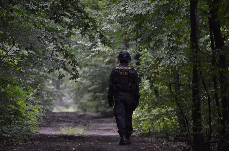 Policisté v Klánovickém lese pátrali po ozbrojeném muži