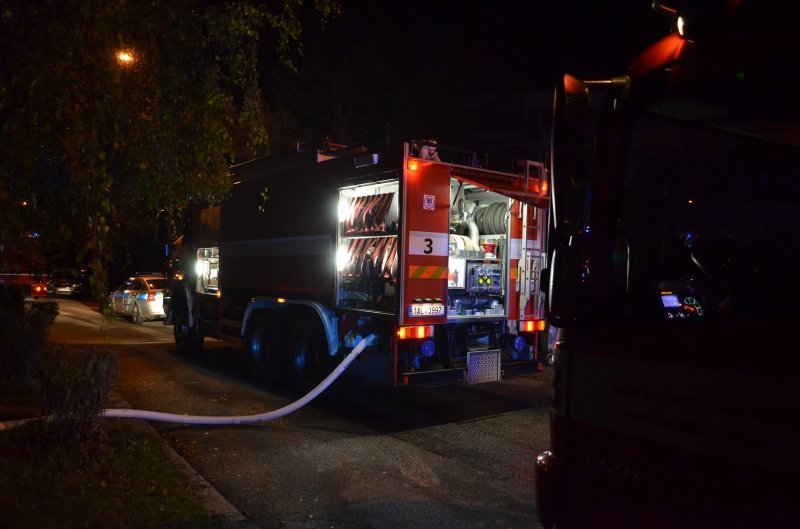 Policista se nadýchal kouře při evakuaci lidí z domu zasaženého požárem