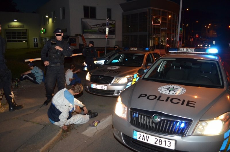 Policisté z PMJ Praha zadrželi skupinku osob, které nesly odcizené věci