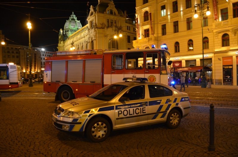 Muž po srážce se soupravou metra zemřel, provoz na trase B byl zastaven