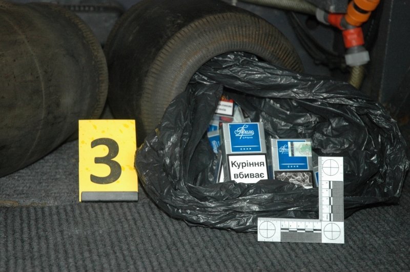 Pražští celníci objevili v mezinárodním linkovém autobusu téměř 40 tisíc kusů pašovaných cigaret