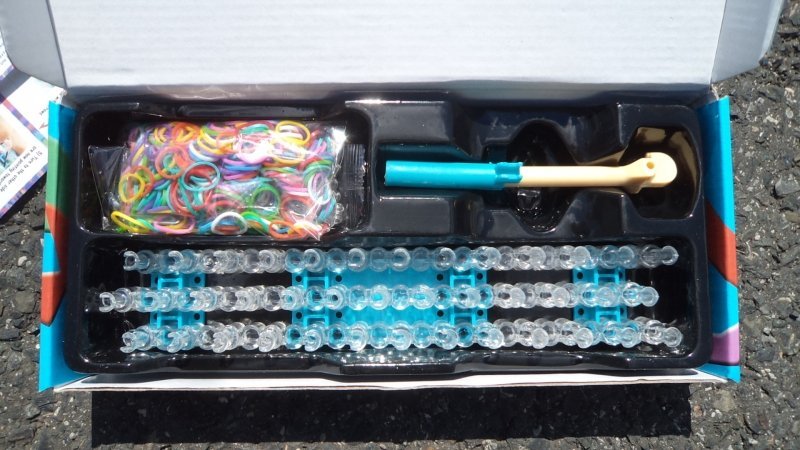 Celníci zadrželi tisíce kusů padělků plastových stavů a barevných gumiček Rainbow Loom