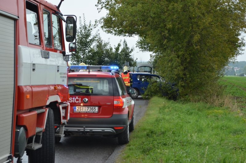 Auto u Hostivic narazilo do stromu, na výpomoc vyjeli hasiči z Prahy