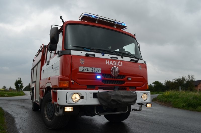 Auto u Hostivic narazilo do stromu, na výpomoc vyjeli hasiči z Prahy