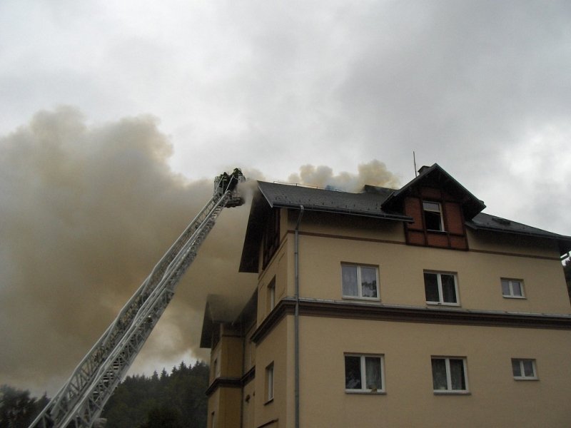 Hasiče v Tanvaldu zaměstnal požár domu