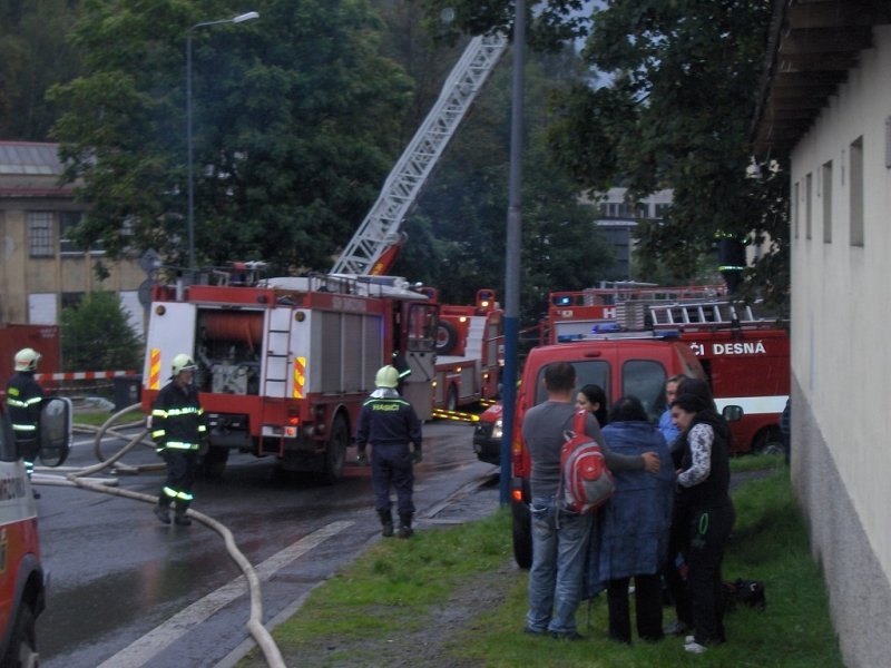 Hasiče v Tanvaldu zaměstnal požár domu