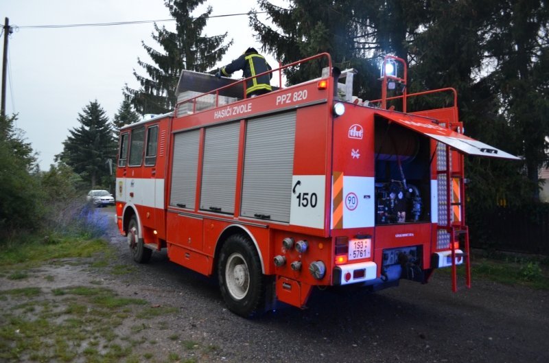 Hasiče zaměstnal ve Vraném nad Vltavou požár kůlny